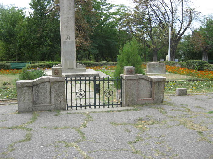 179 Monumentul ostasului sovietic in Calafat - 06 - La Calafat - Dolj