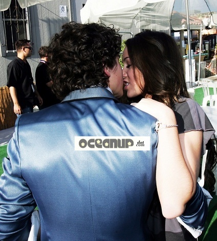 nick-jonas-miley-cyrus-summer-kiss2028429-thumb-425x471-copy - miley cyrus kiss