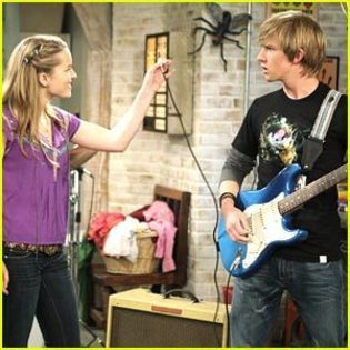 guitar-good-luck-charlie-13828766-300-300