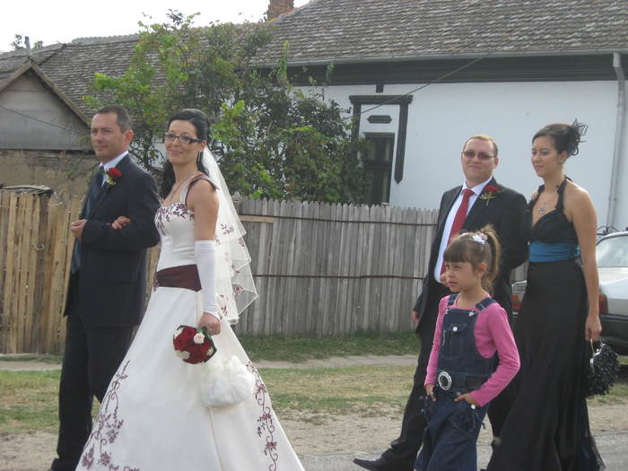 59 Mirii si nasii spre biserica - 06 - Nunta Alina - Valentin partea a I-a