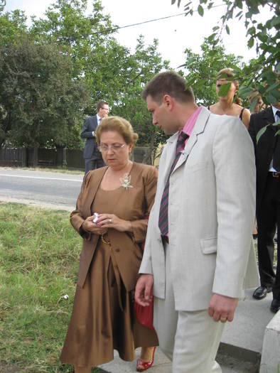 74 Theia spre biserica - 06 - Nunta Alina - Valentin partea a I-a