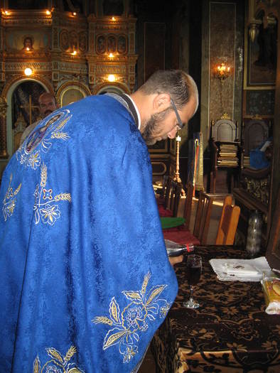 103 Preotul se pregateste de cununie - 06 - Nunta Alina - Valentin partea a I-a