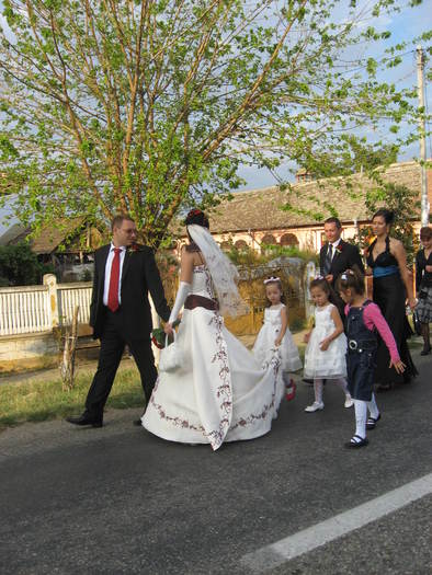 160 Se plimba mirii prin sat - 06 - Nunta Alina - Valentin partea a I-a