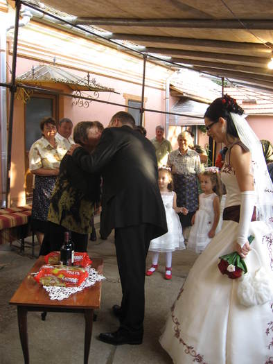 174 Soacra isi primeste copiii acasa - 06 - Nunta Alina - Valentin partea a I-a