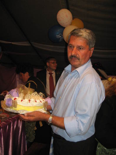 290 Se monteaza tortul - 06 - Nunta Alina - Valentin partea a II-a