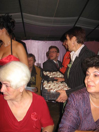 299 Se aduc si prajituri