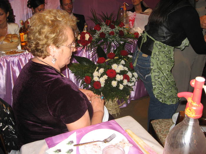 305 Magda ajuta la farfurii