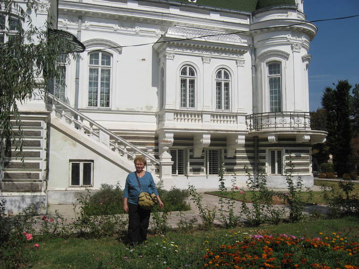 330 Magda in curtea Muzeului de arta