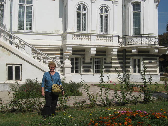 331 Magda in curtea Muzeului de arta