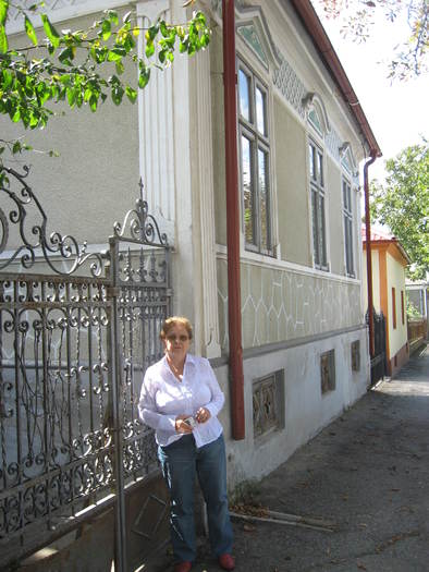 336 Theia in fata fostei case din Calafat - 06 - Nunta Alina - Valentin partea a II-a