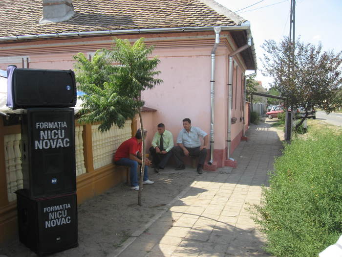 387 In fata portii din Poiana Mare