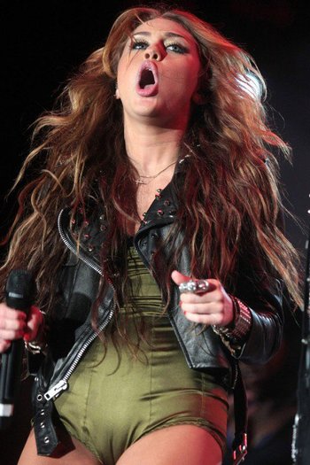 32508_1385031229746_1350986341_31173250_109806_n - miley cyrus