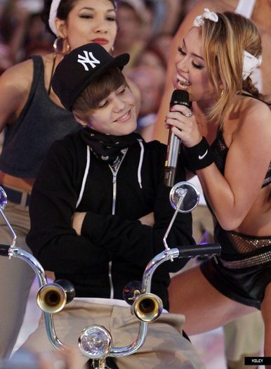 37367_401537343519_31646958519_4402943_3991803_n - miley cyrus