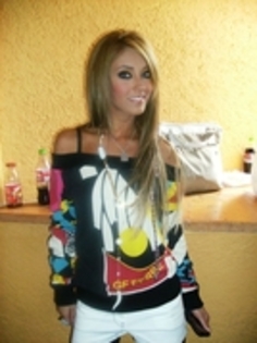 17231243_SWKXMGDWY - 00 Anahi