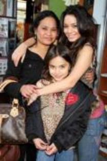 LMRKICHTICHESDPEWOQ - poze cu vanessa hudgens