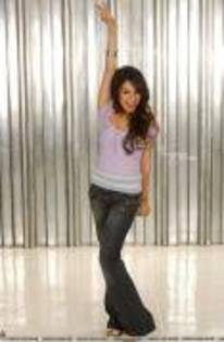 MFCXHJKKIINZCYAJCPW - poze cu vanessa hudgens