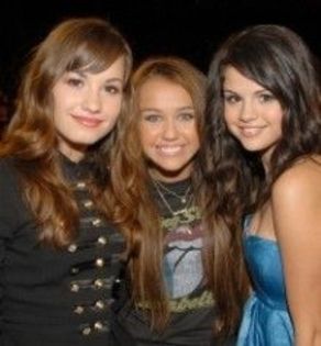 Miley-Cyrus--Demi-si-Selena--nominalizate-la-Young-Artist-Awards-2010[1] - trey dive disney