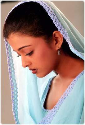 Aishwarya Rai wearing simple and elegant Indian traditional dress