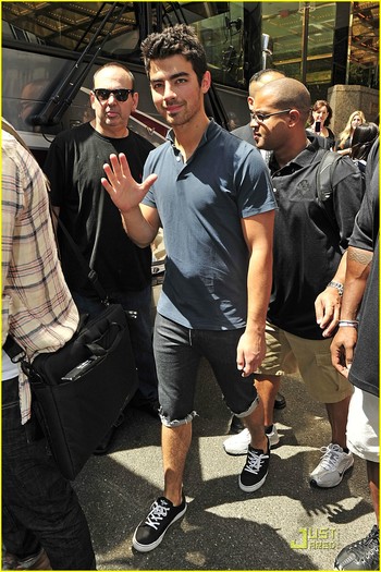 joe-jonas-birthday-dog-03