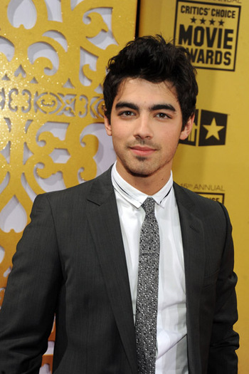 27ywl6d - joe jonas