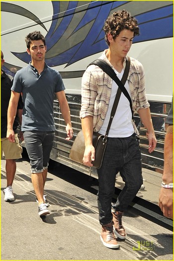 joe-jonas-birthday-dog-04