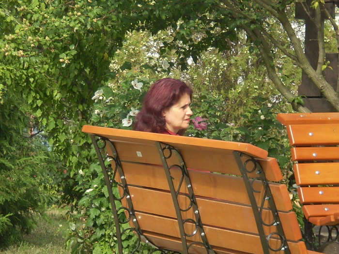 Manastirea Cernica; Carmen ,odihnindu-se in curtea Manastiri !
