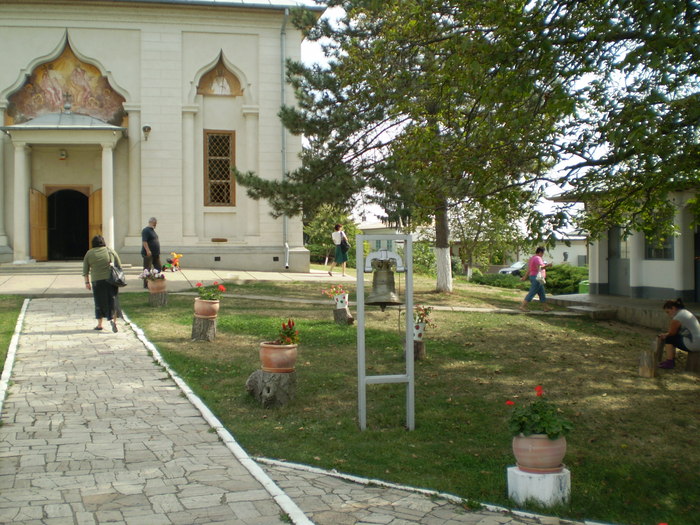 Manastirea Pasarea - curte