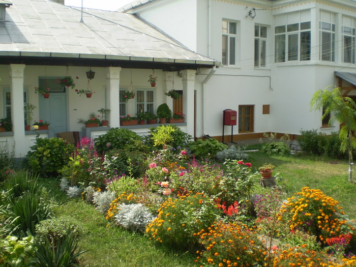 Manastirea Pasarea - curte