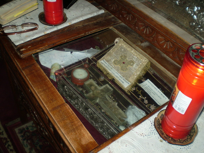 Particele din sfinte moaste; Sf.Mucenic Pantelimon.
Sf.Mucenic Mina.
Sf.Mercurie.
Sf.Cuv.parinti din Sinai si Rai
