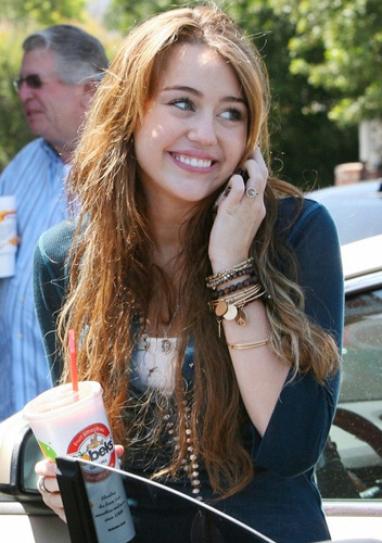 4744010090_365a9b2ac6 - Miley Cyrus