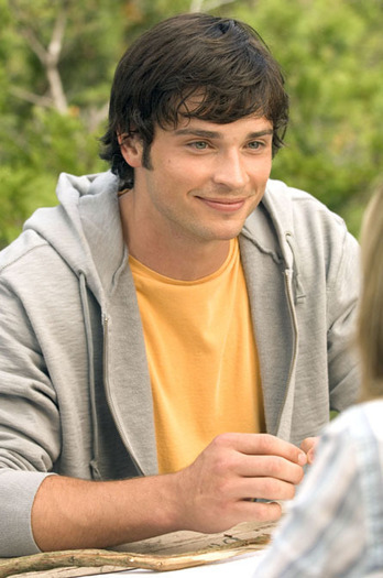 Tom-Welling-tom-welling-14269792-445-671