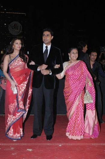 41733-abhishek-bachchan-with-wife-aishwarya-rai-and-mother-jaya