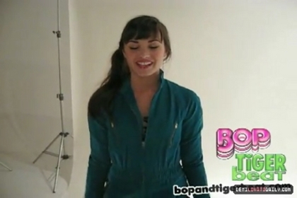 normal_PDVD_00004 - BOP AND TIGER BEAT MAG Demi Signature Dance Moves