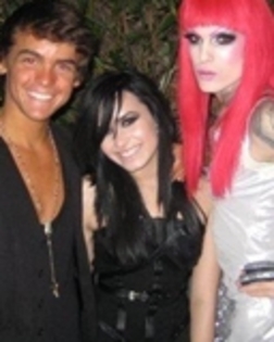 -10 - demi lovato avatare