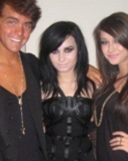 -- - demi lovato avatare