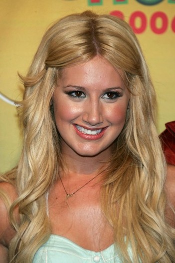 8th+Annual+Teen+Choice+Awards+Press+Room+Pyn4tqPLloJl - SuPeR ImAgIni cU AsHlEY TiSdAlE