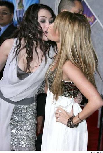 miley_cyrus_ashley_tisdale_kiss - SuPeR ImAgIni cU AsHlEY TiSdAlE