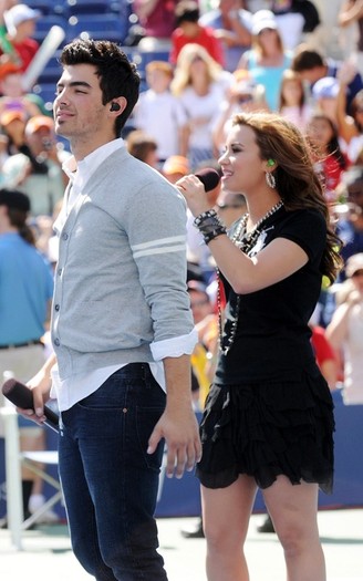 jonas-demi-082810-22