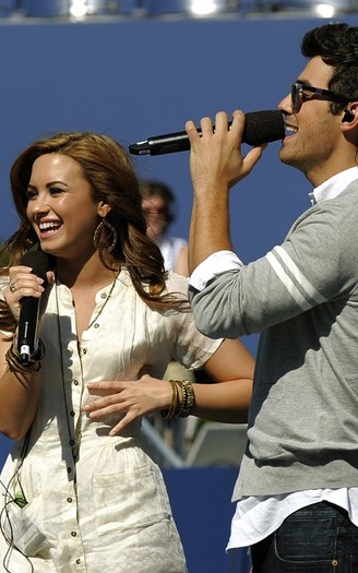 jonas-demi-082810-27