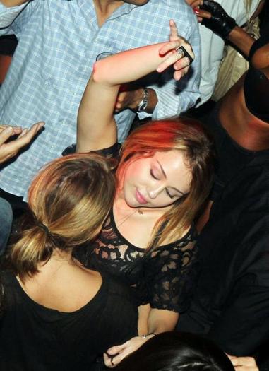 Miley-Cyrus-in-a-club-in-Paris2