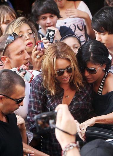 Miley-Cyrus-shopping-in-Paris2