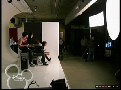 normal_PDVD_005 - Jonas Brothers LIVING THE DREAM - Episode 1