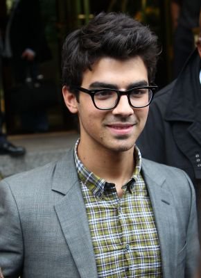 41090_100618346665769_100001528112260_3324_8154041_n - Joe Jonas