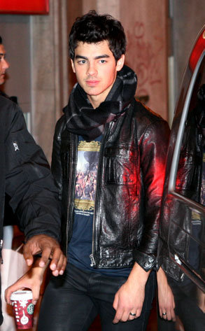 47849_105269026200701_100001528112260_38007_2705606_n - Joe Jonas