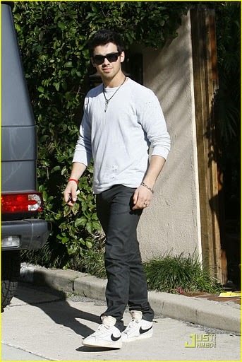 joe-kevin-jonas-surprised-fans-06