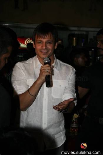 vivek-oberoi-visits-leopold-cafe14