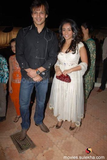 vivek-oberoi-spotted-with-a-pretty-girl52 - Vivek Oberoi