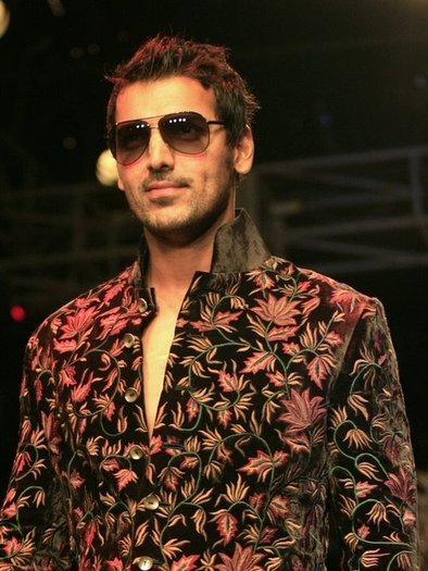 10410_john-abraham-at-kolkata-fashion-week-2009 - John Abraham