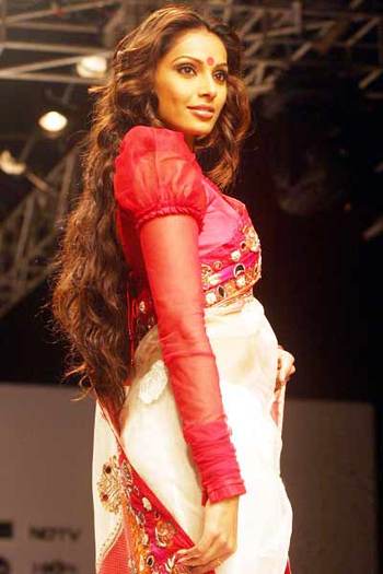 bipasha-basu-at-kolkata-fashion-week-2009-6