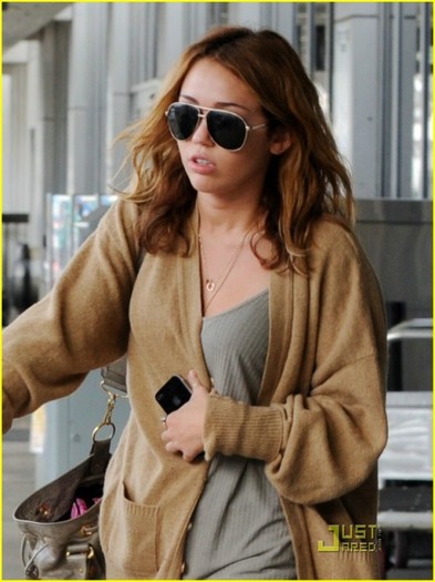 miley-cyrus-liam-lax-landing-01[1]